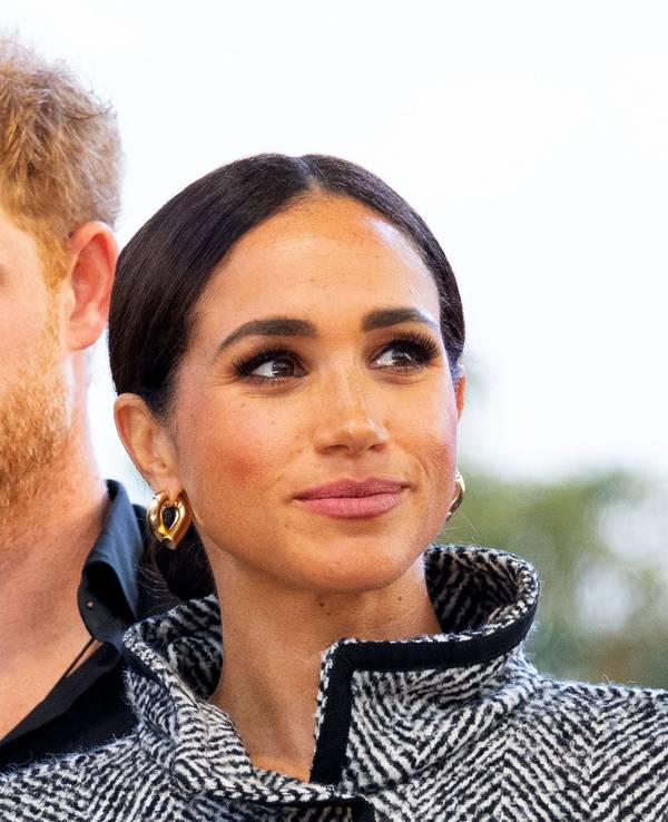 Prinz Harry (hinten), Herzog von Sussex, und seine Frau Meghan, Herzogin von Sussex, während des One805LIVE!-Music-Festivals im kalifornischen Santa Barbara.