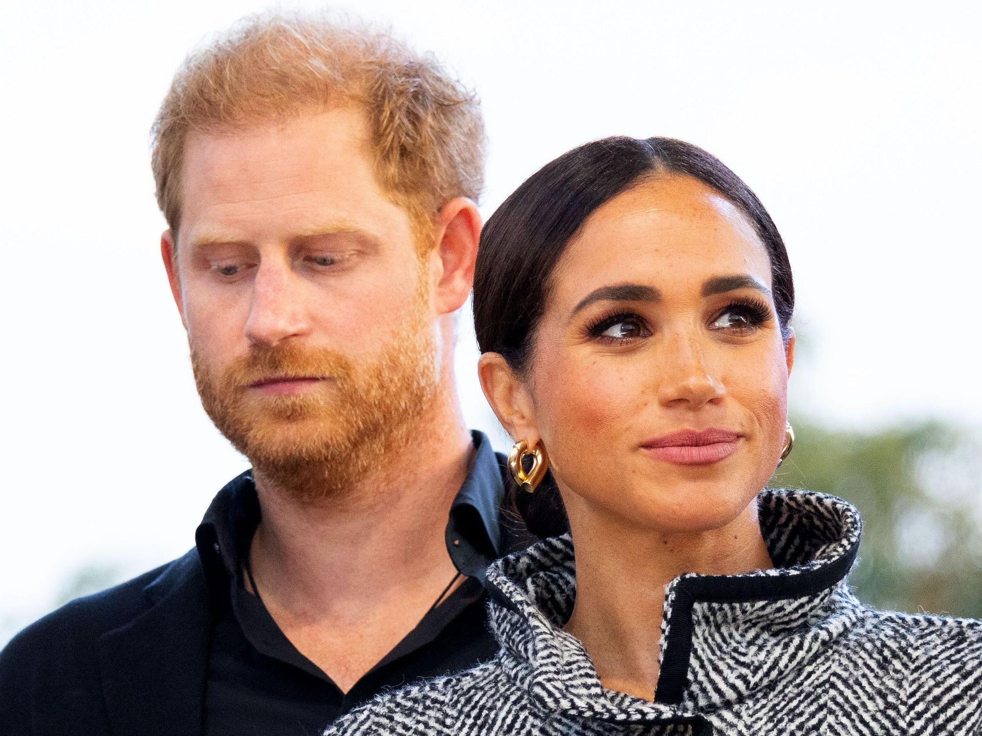 Prinz Harry (hinten), Herzog von Sussex, und seine Frau Meghan, Herzogin von Sussex, während des One805LIVE!-Music-Festivals im kalifornischen Santa Barbara.