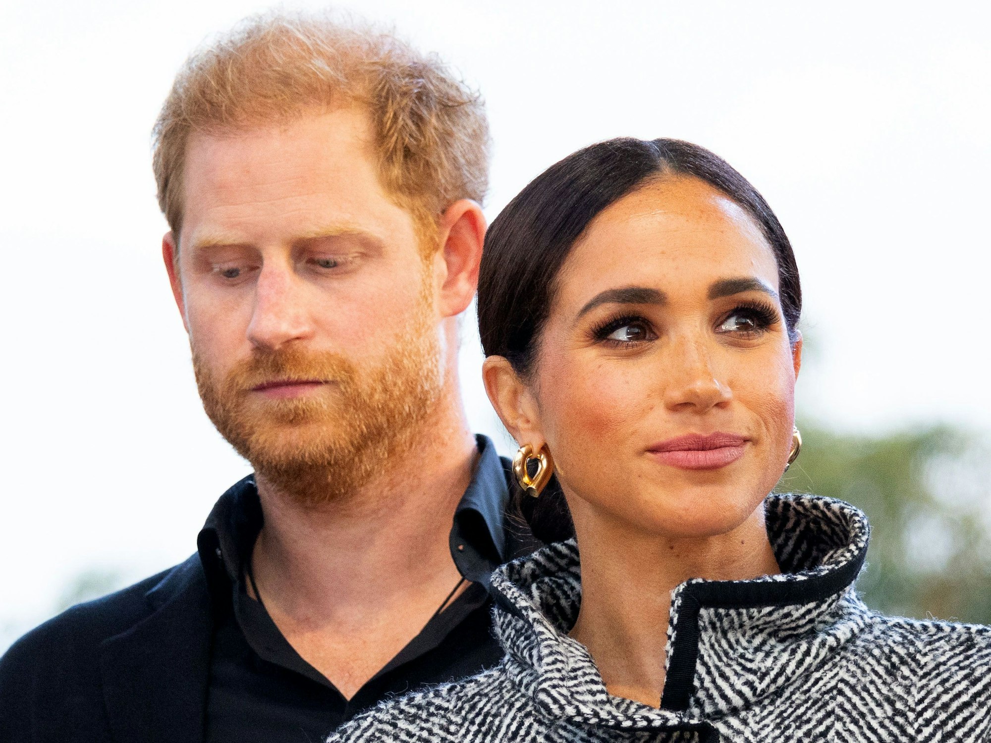 Prinz Harry (hinten), Herzog von Sussex, und seine Frau Meghan, Herzogin von Sussex, während des One805LIVE!-Music-Festivals im kalifornischen Santa Barbara.