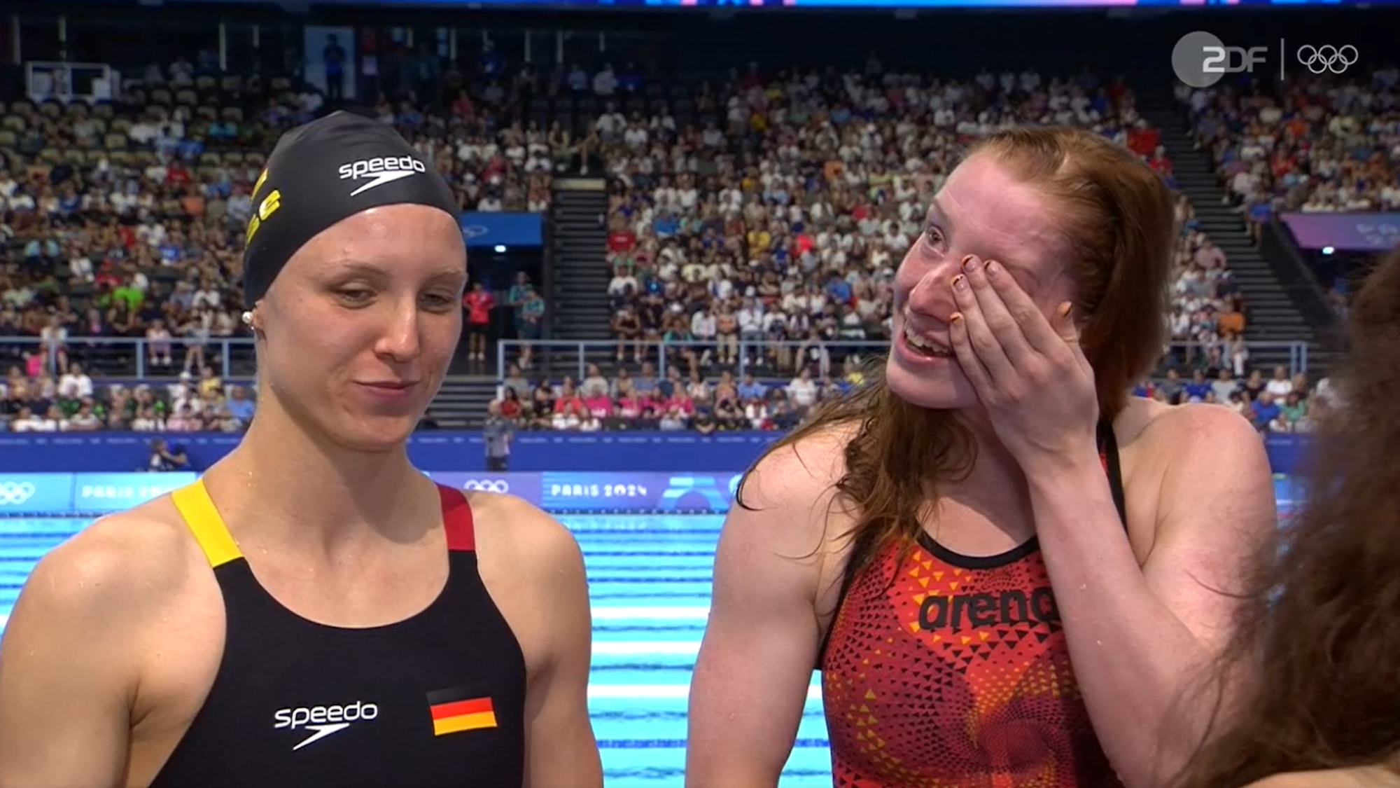 Nele Schulze weint, Isabel Gose steht daneben.