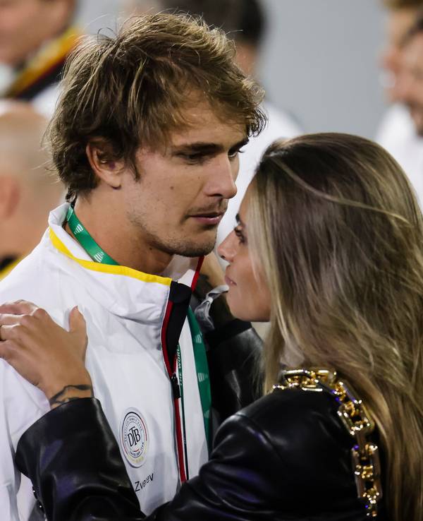 Tennis, Herren: Davis Cup - Gruppenphase: Alexander Zverev (l) und Sophia Thomalla stehen zusammen.