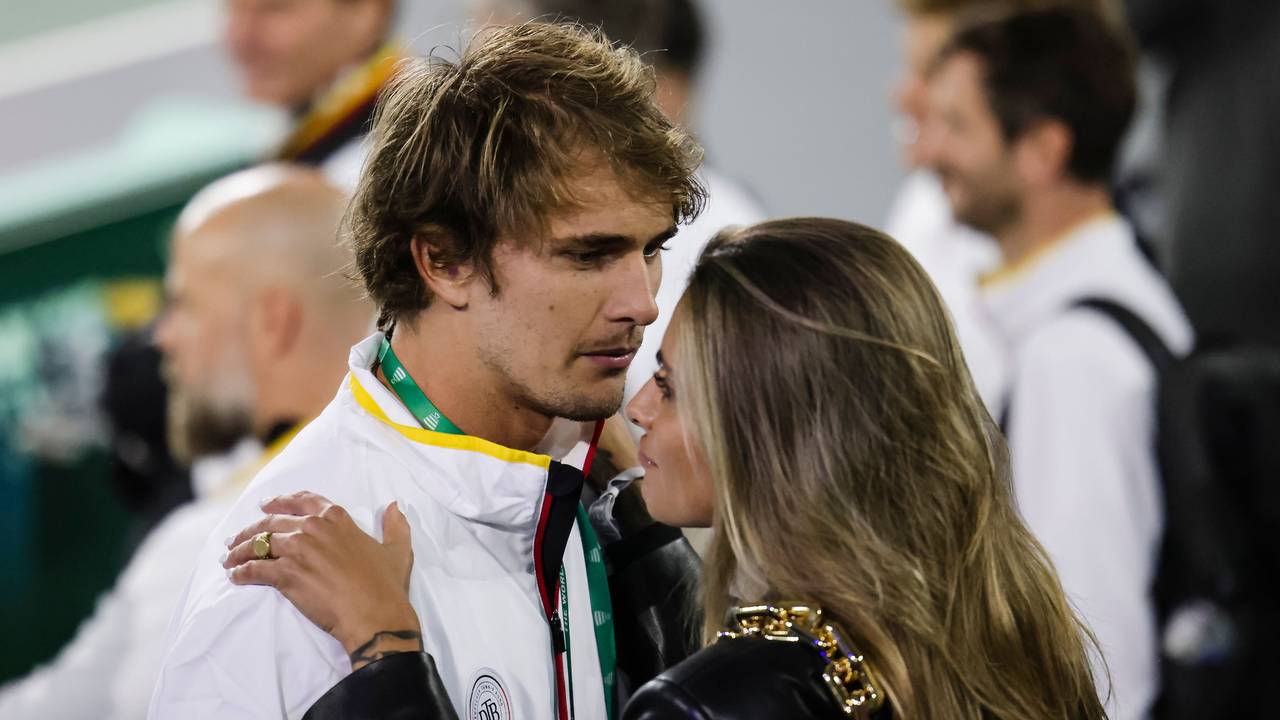 Tennis, Herren: Davis Cup - Gruppenphase: Alexander Zverev (l) und Sophia Thomalla stehen zusammen.