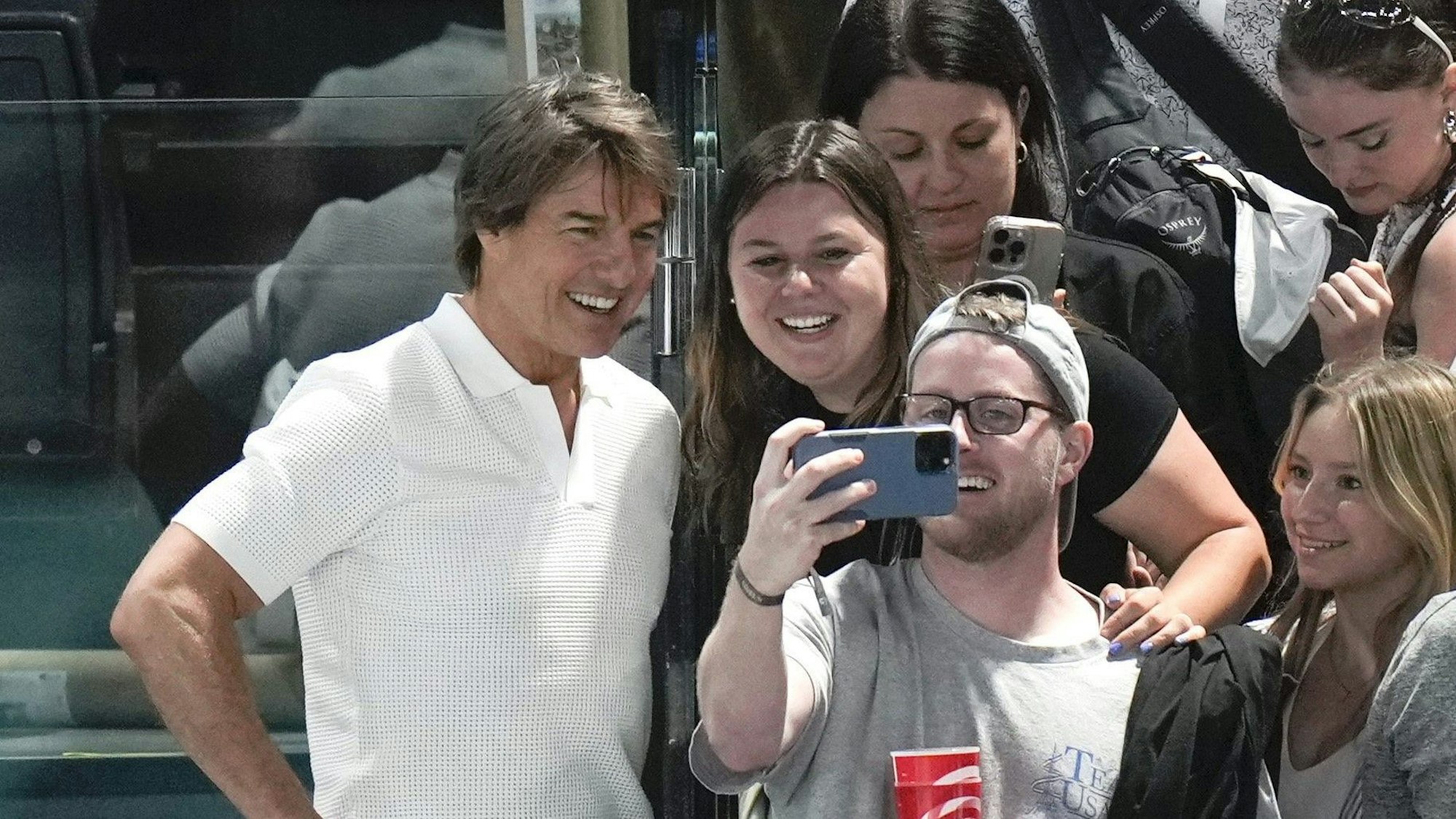 Tom Cruise macht bei Olympia Selfies mit Fans.