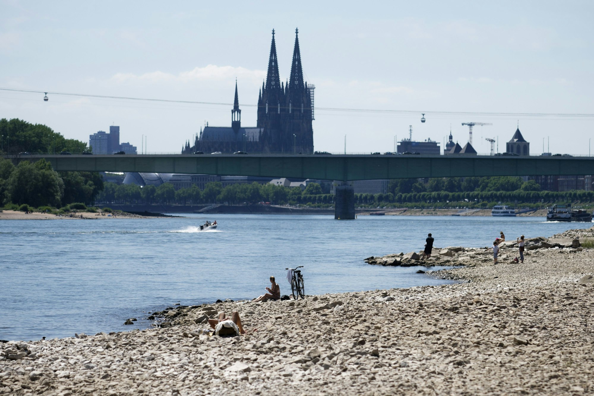 Der Blick auf den Rhein in Köln-Niehl.