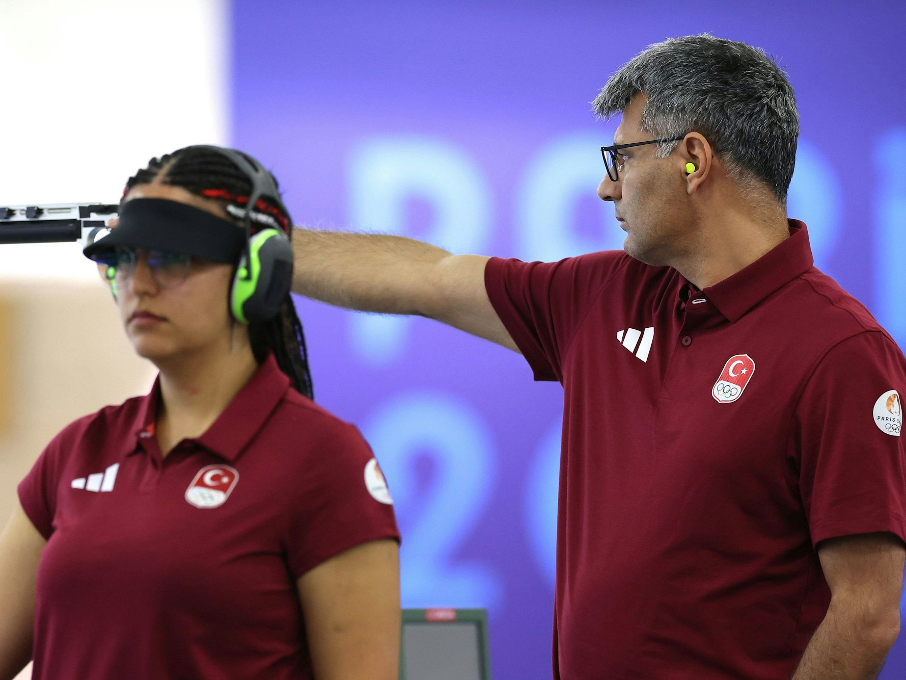 Yusuf Dikec verzichtet, anders als Mixed-Partnerin Sevval Ilayda Tarhan, fast gänzlich auf ein spezielles Equipment.