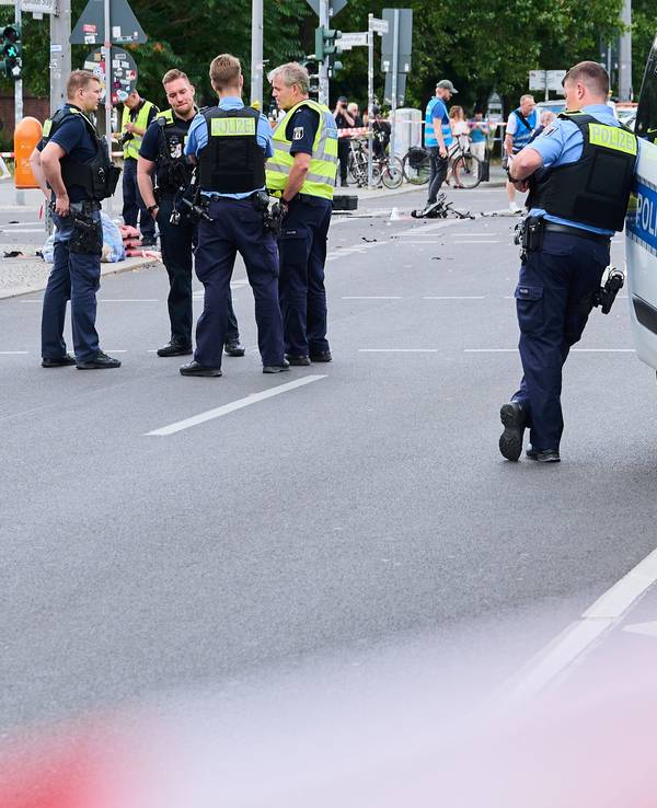 Beamte der Polizei an einer Unfallstelle.