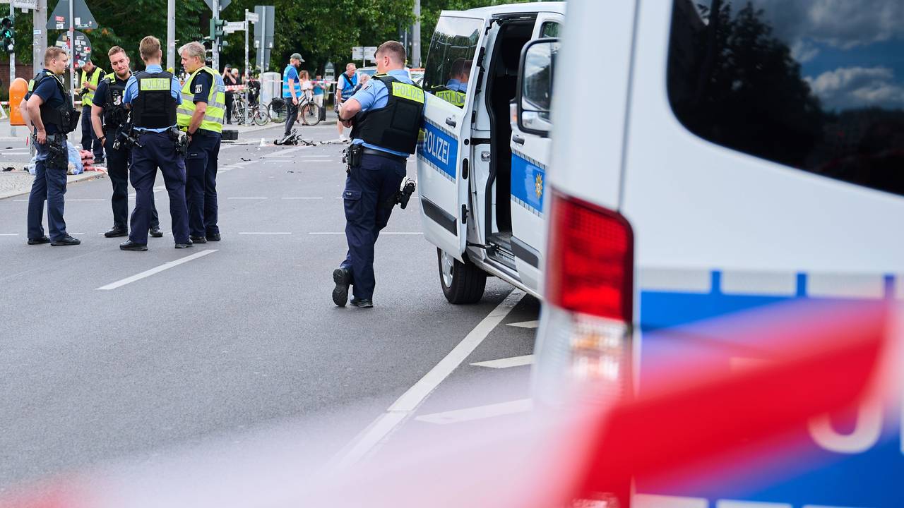 Beamte der Polizei an einer Unfallstelle.
