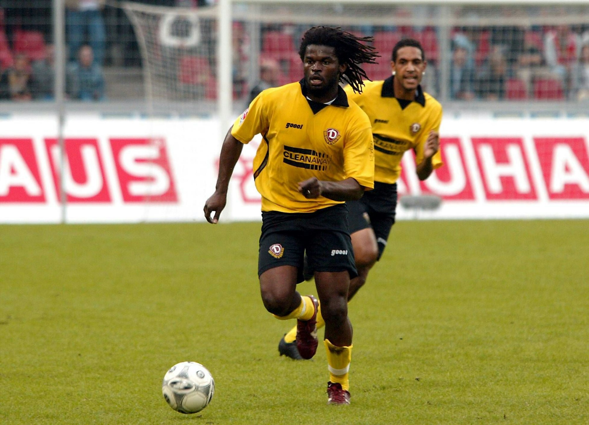 Daniel Jules Wansi (Dynamo Dresden) am Ball
