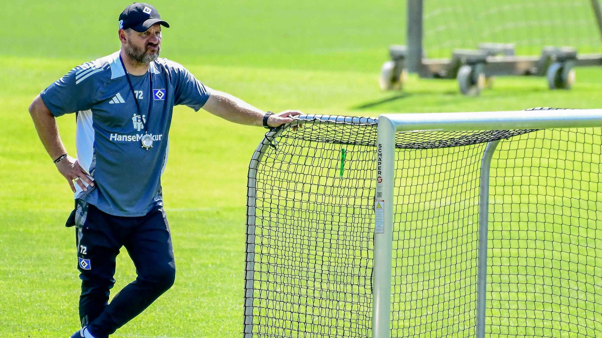 HSV-Trainer Steffen Baumgart lehnt an einem kleinen Trainingstor.