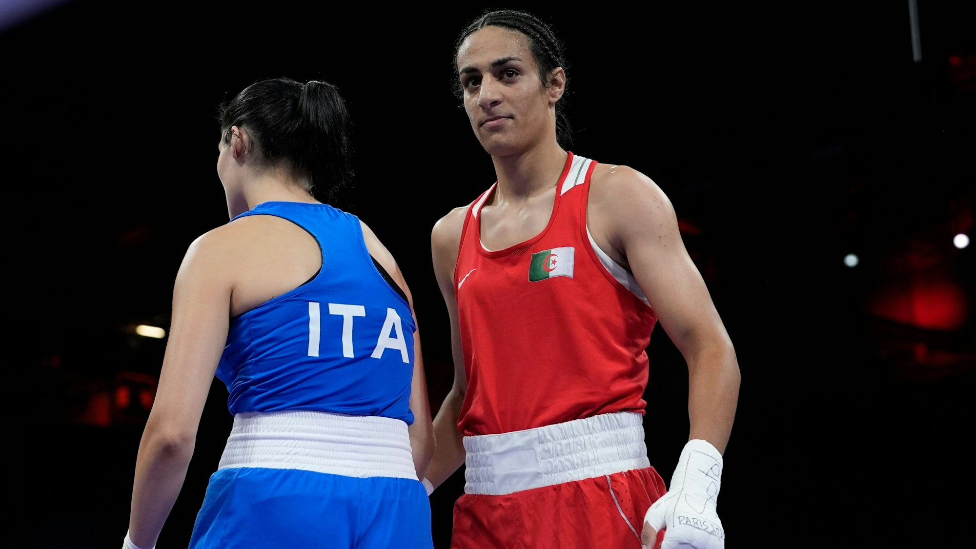 Boxerin Imane Khelif (r.) und Angela Carini bei ihrem Olympia-Kampf im Boxen am 1. August 2024.