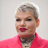 Die Schlagersängerin Melanie Müller sitzt im Saal des Amtsgerichts Leipzig. Müller ist wegen des Verwendens von Kennzeichen verfassungswidriger Organisationen angeklagt. Sie soll bei einer Veranstaltung im September 2022 in Leipzig von der Bühne aus mehrfach den Hitlergruß Richtung Publikum gezeigt haben. Außerdem geht es um den Vorwurf des Drogenbesitzes. +++ dpa-Bildfunk +++