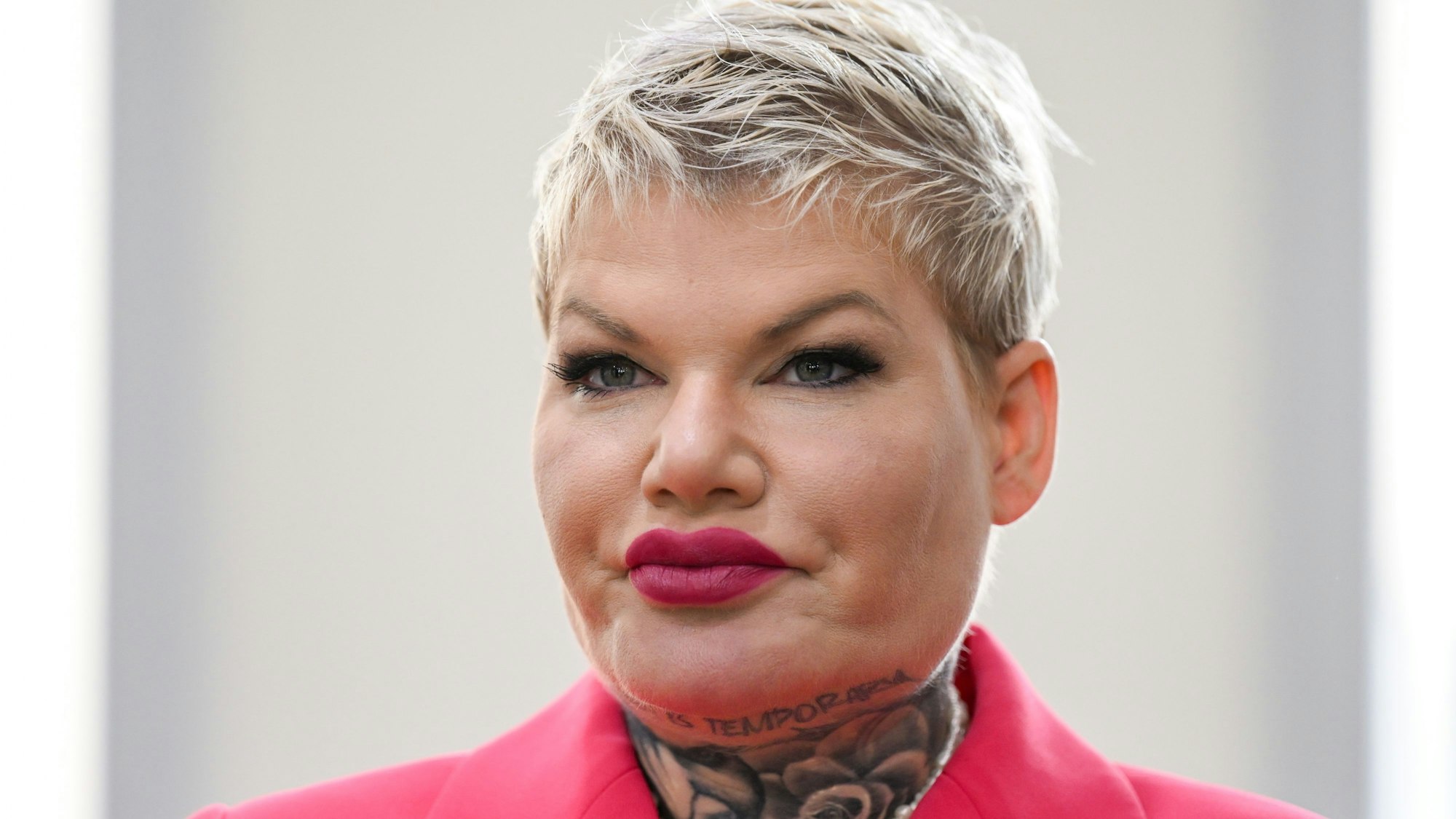 Die Schlagersängerin Melanie Müller sitzt im Saal des Amtsgerichts Leipzig.