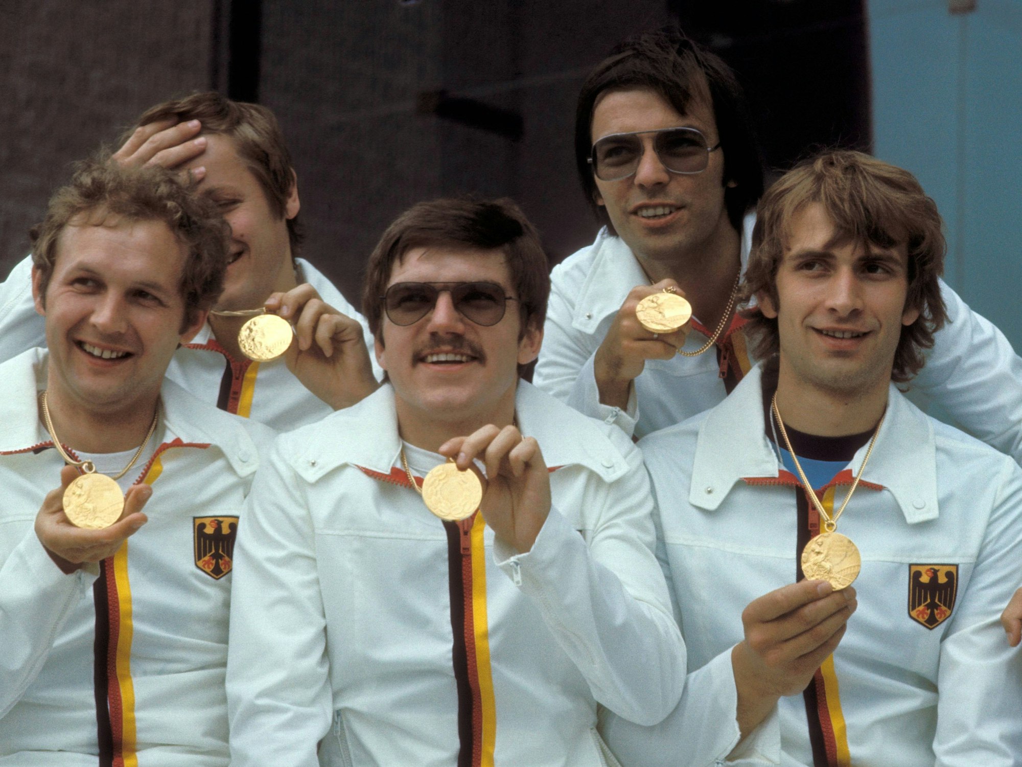 Die deutschen Mannschafts-Olympiasieger 1976 im Herrenflorett präsentieren ihre Goldmedaillen aus Montreal.