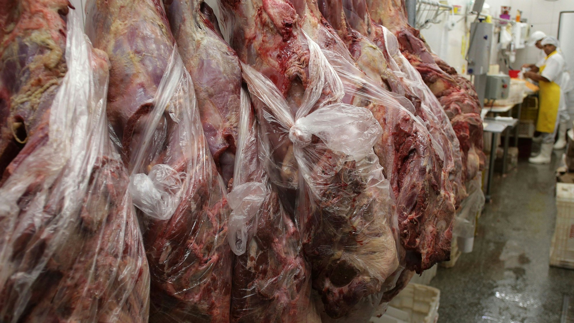 Metzgereiangestellte arbeiten am 20.03.2017 in Rio de Janeiro (Brasilien).