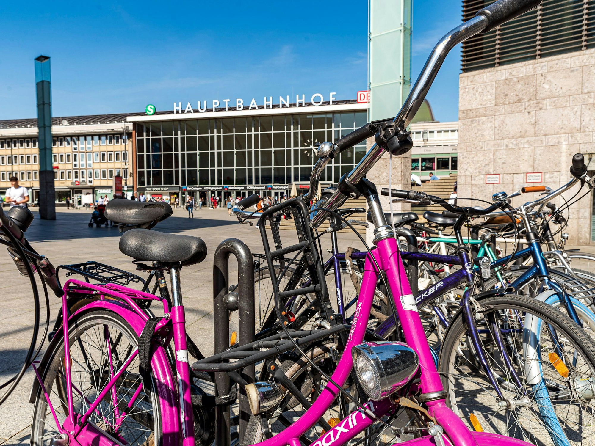 Fahrräder stehen vor dem Kölner Hauptbahnhof.