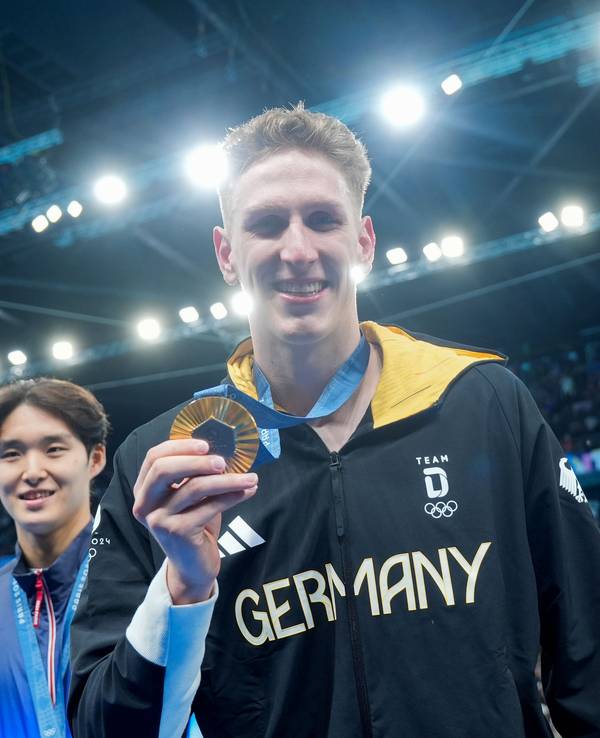 Lukas Märtens aus Deutschland zeigt seine Goldmedaille neben Kim Woomin (l) aus Südkorea und Elijah Winnington aus Australien.