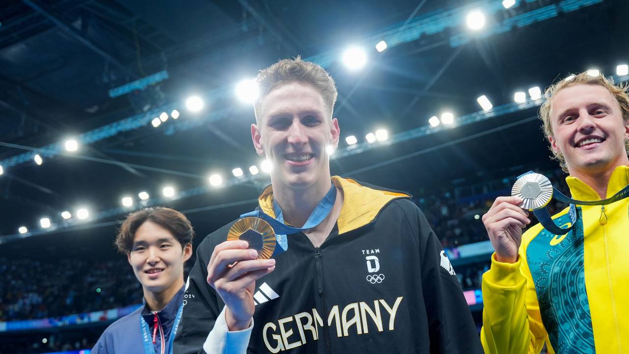Lukas Märtens aus Deutschland zeigt seine Goldmedaille neben Kim Woomin (l) aus Südkorea und Elijah Winnington aus Australien.