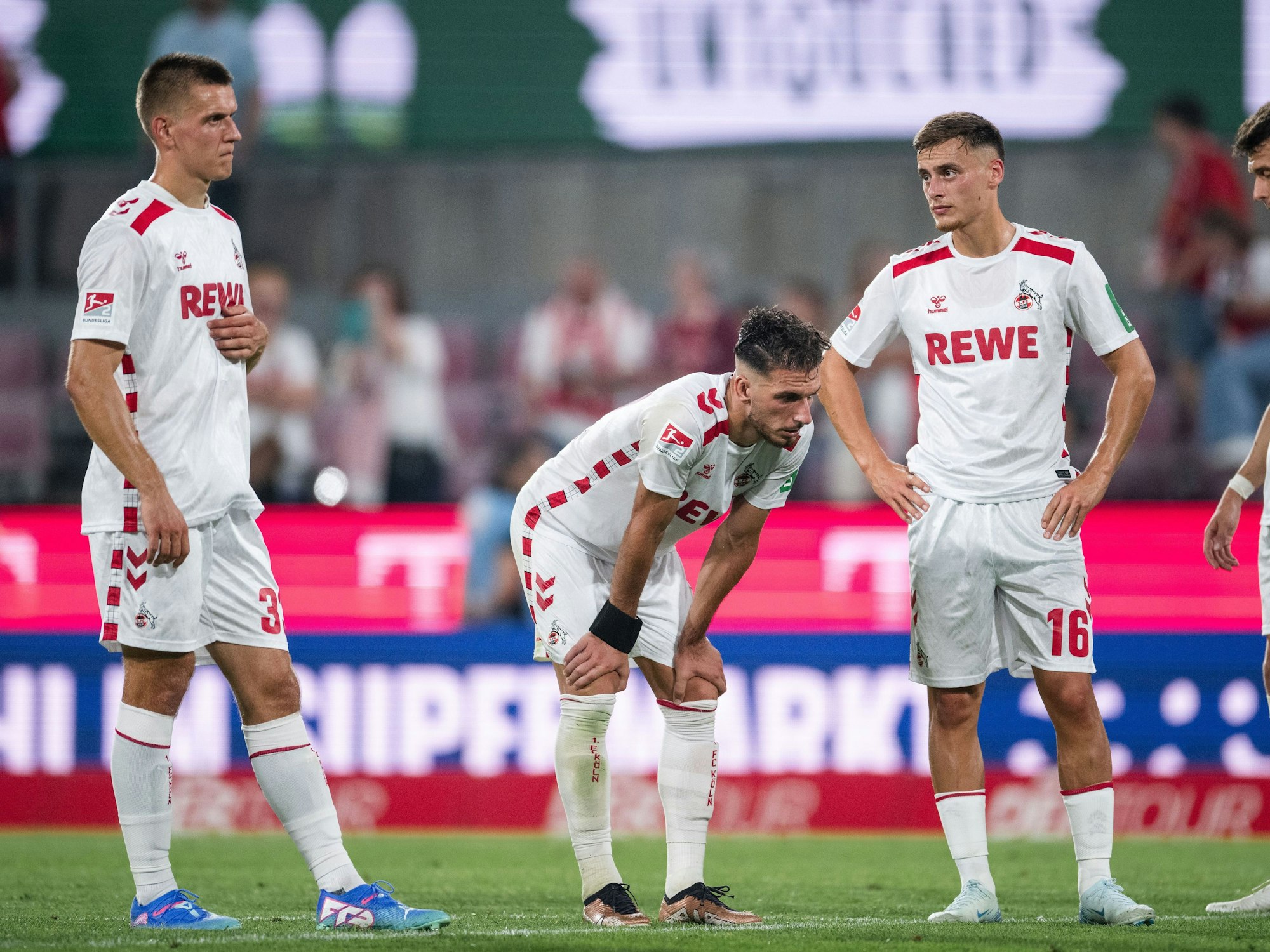 Kölns Florian Dietz (l-r), Leart Paçarada, Marvin Obuz und Dejan Ljubicic reagieren nach der Partie.