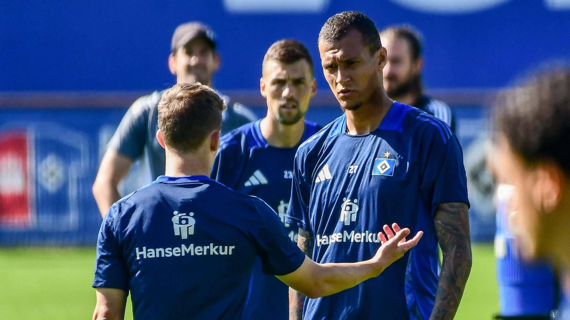Anssi Suhonen diskutiert mit Davie Selke.
