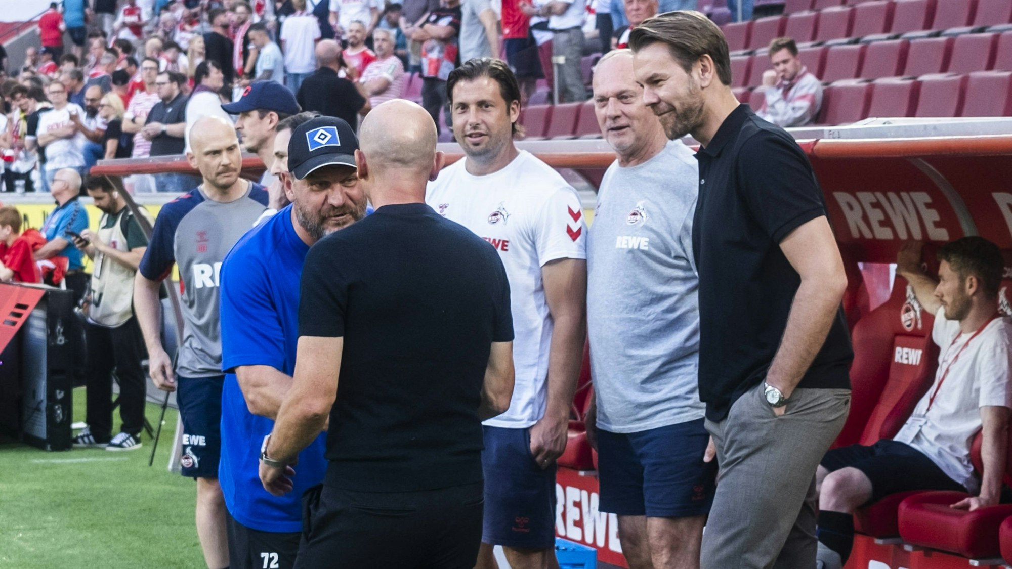 Steffen Baumgart am Freitag (2. August 2024) vor dem Spiel seines Hamburger SV beim 1. FC Köln bei der Begrüßung von FC-Trainer Gerhard Struber.