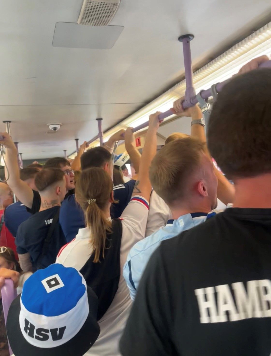 HSV-Fans in der KVB-Bahn zum Stadion.