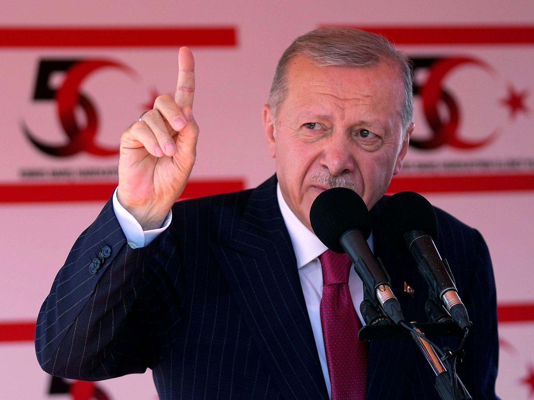 Der türkische Präsident Recep Tayyip Erdogan spricht während einer Militärparade im türkisch besetzten Teil der geteilten Hauptstadt Zyperns.