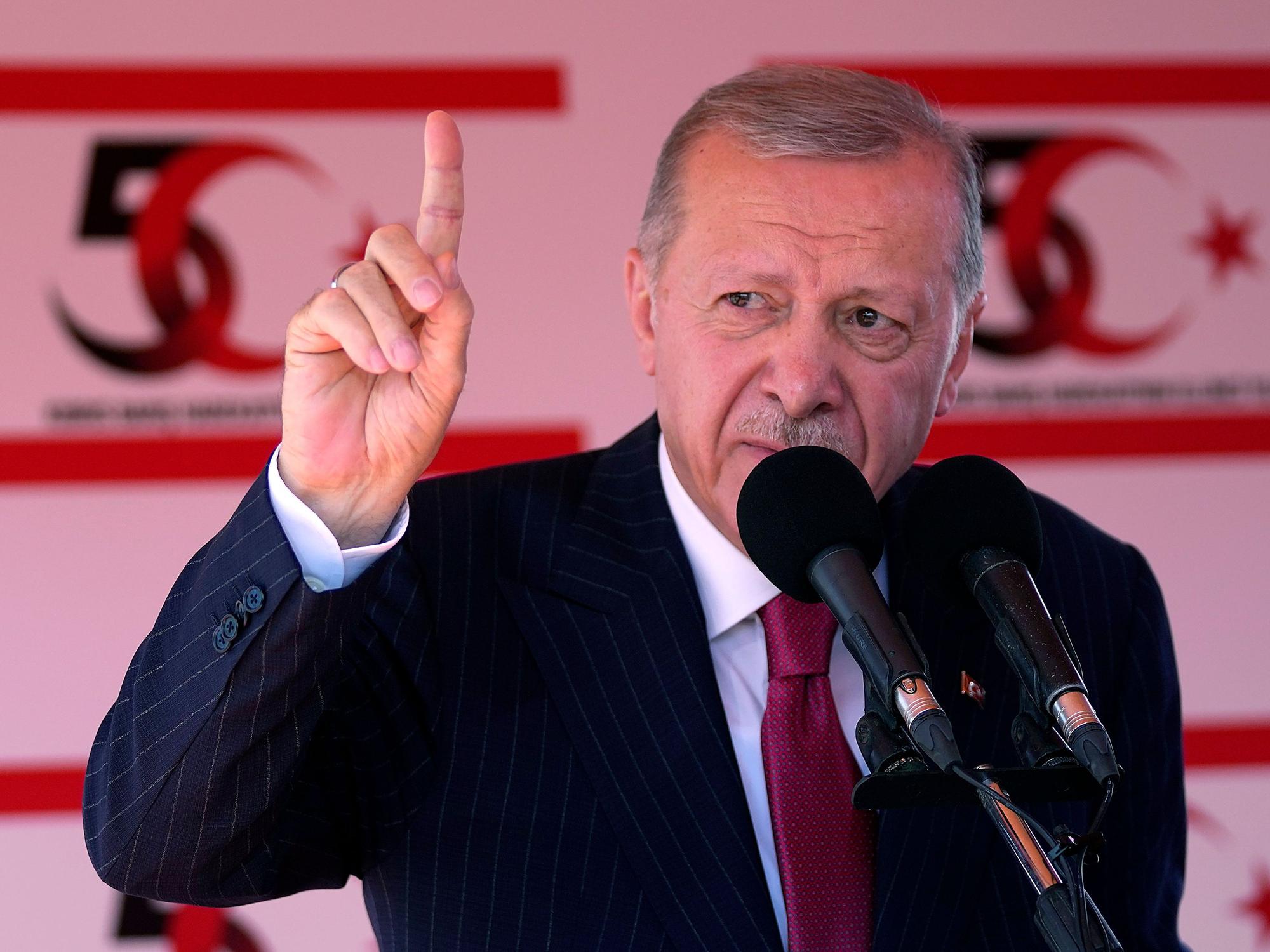 Der türkische Präsident Recep Tayyip Erdogan spricht während einer Militärparade im türkisch besetzten Teil der geteilten Hauptstadt Zyperns.
