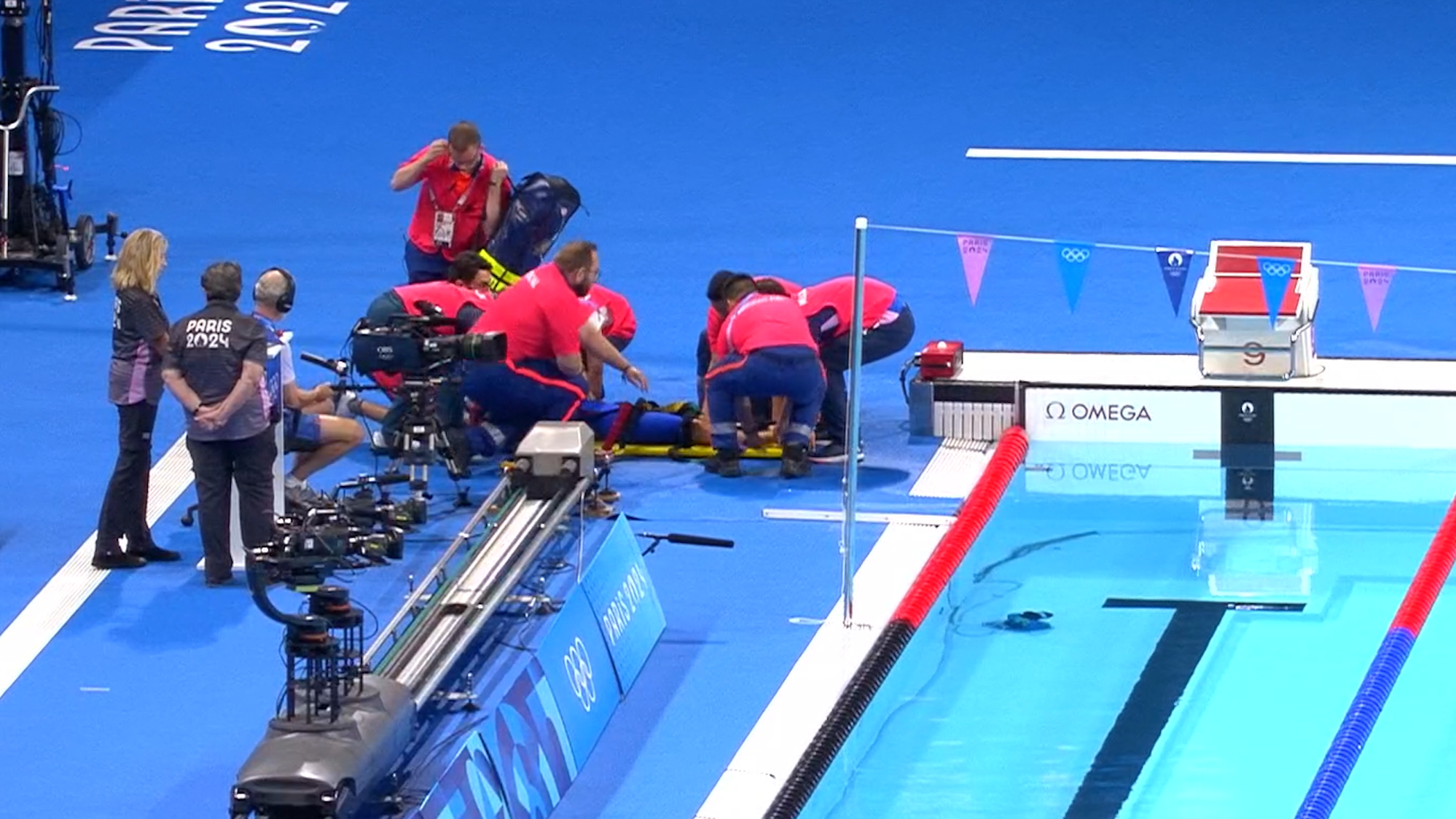 Tamara Potocka wird nach ihrem Zusammenbruch medizinisch versorgt.