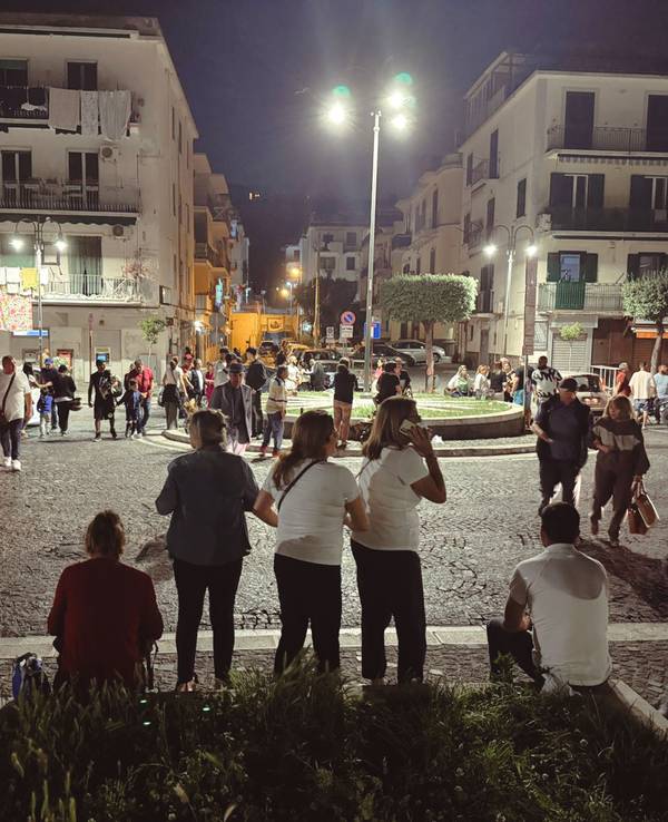 Menschen in Neapel stehen nach einem Erdbeben im Mai 2024 auf der Straße.