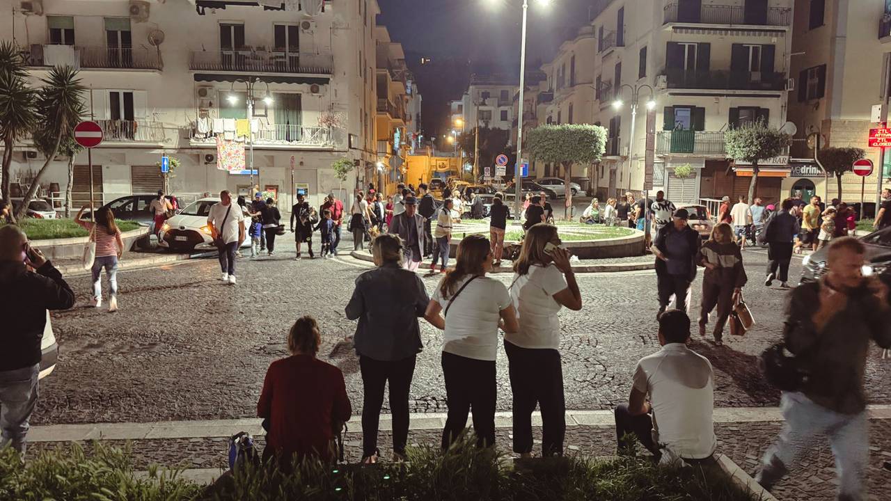 Menschen in Neapel stehen nach einem Erdbeben im Mai 2024 auf der Straße.