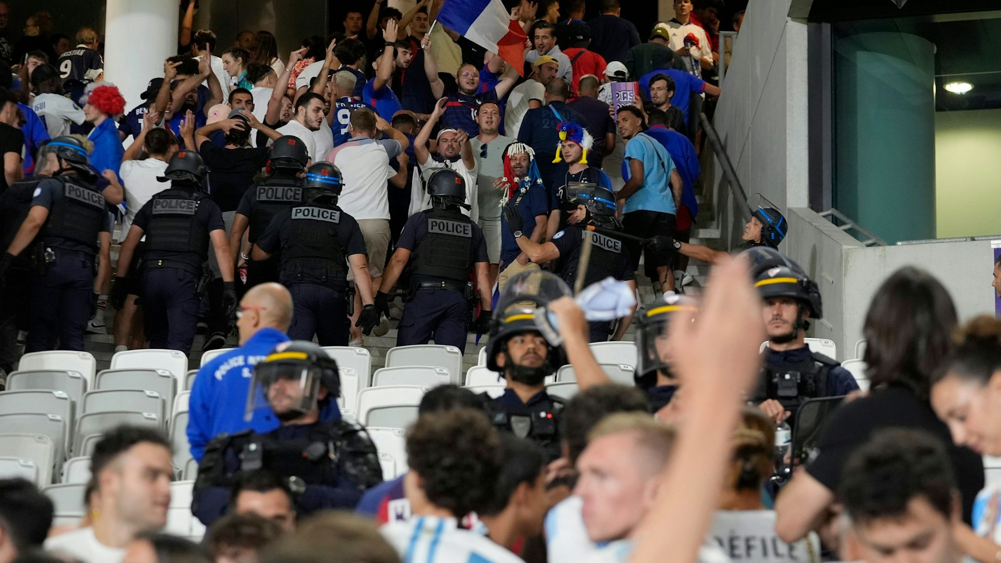 Nach dem Fußball-Spiel zwischen Frankreich und Argentinien bei Olympia musste ein Großaufgebot der Polizei die Fanlager beider Länder trennen.