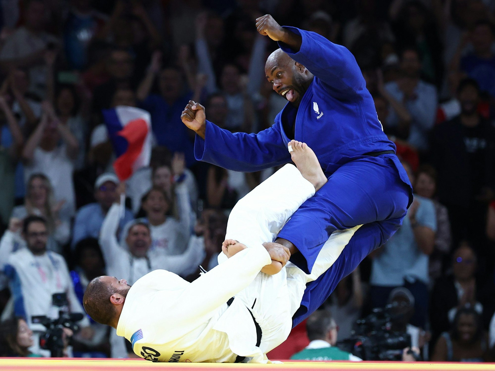 Guram Tuschischwili bringt Teddy Riner nach dem Kampf unsanft zu Boden.