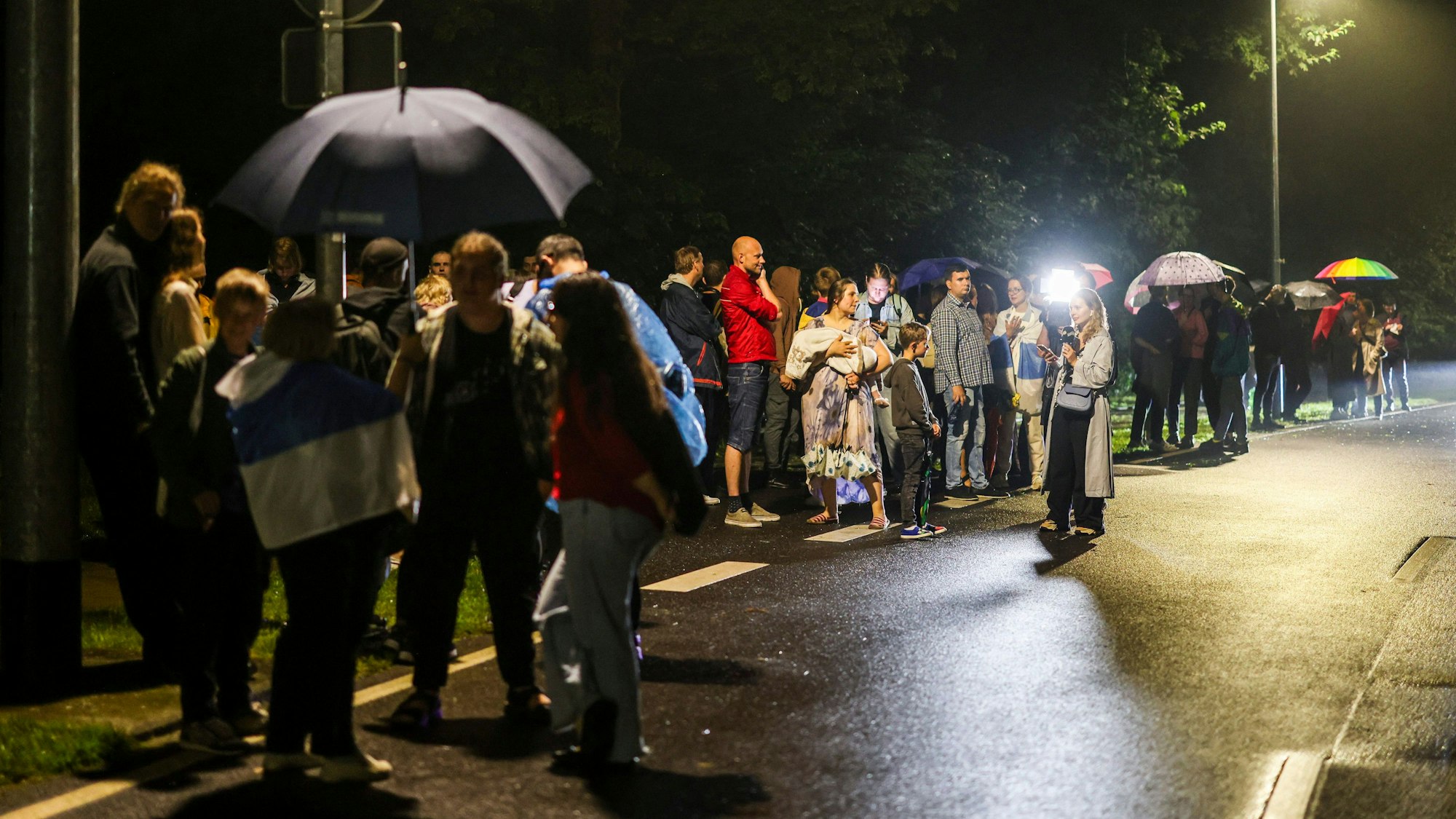 Personen nehmen an einer angemeldeten Spontandemo im Bereich der Zufahrt zum militärischen Teil des Flughafens Köln Bonn teil.