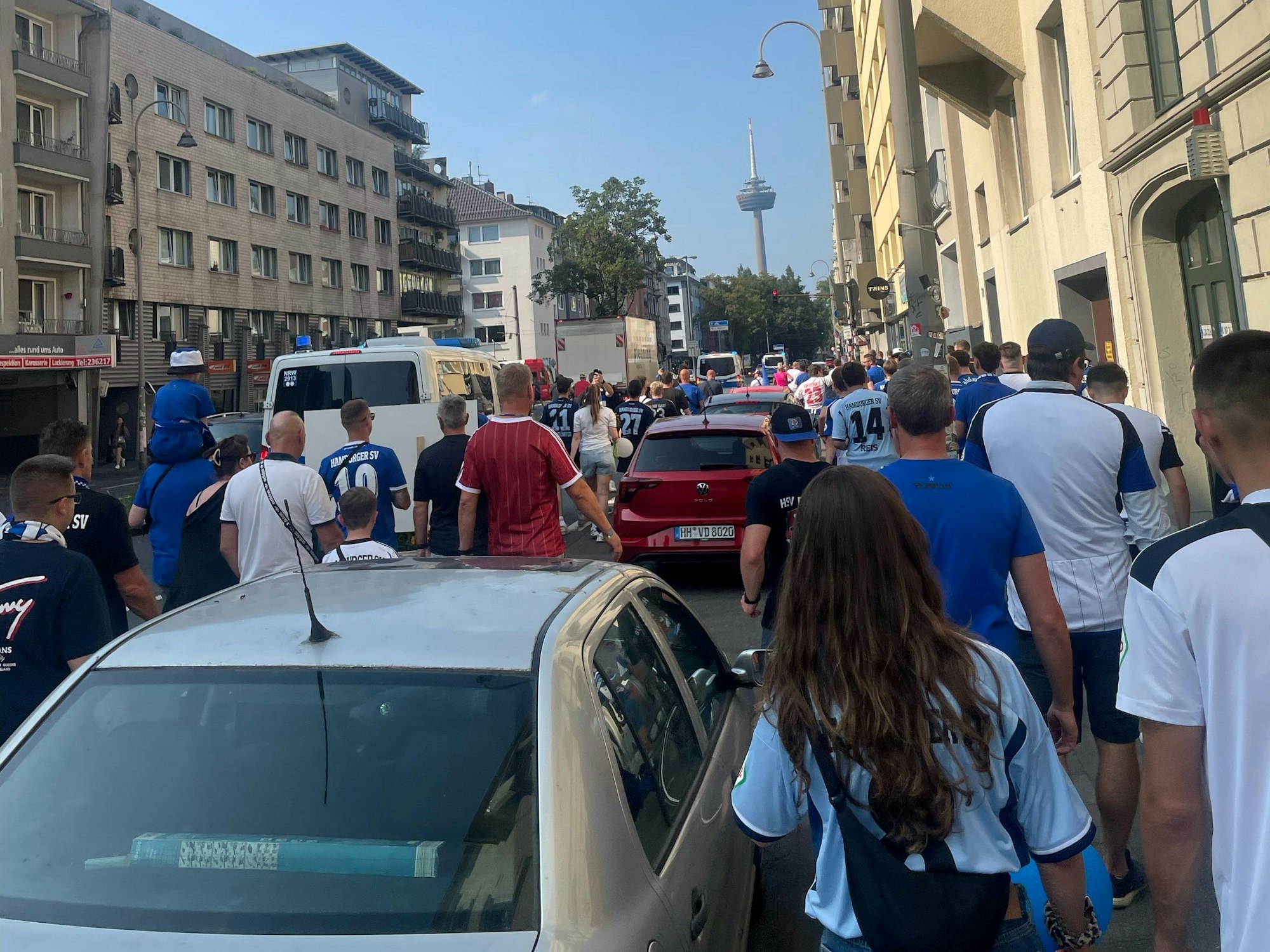 HSV-Fans beim Fanmarsch in Köln.