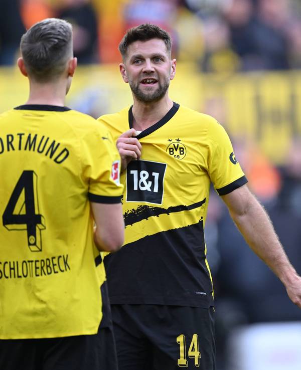 Nico Schlotterbeck und Niclas Füllkrug am 21. April 2024 beim Spiel von Borussia Dortmund gegen Bayer Leverkusen.