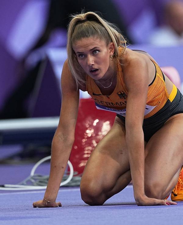 Alica Schmidt erschöpft und enttäuscht nach dem Aus der deutschen Staffel über 4 × 400 Meter bei Olympia in Paris.