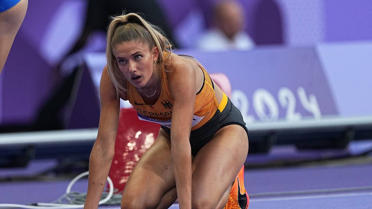 Alica Schmidt erschöpft und enttäuscht nach dem Aus der deutschen Staffel über 4 × 400 Meter bei Olympia in Paris.