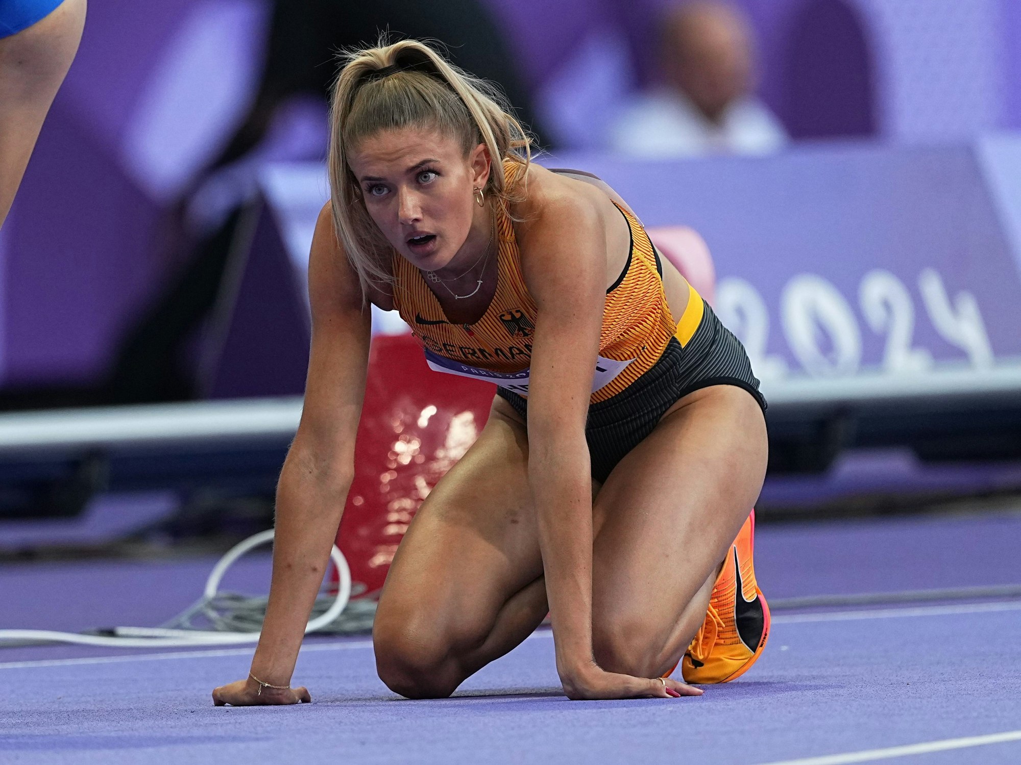 Alica Schmidt erschöpft und enttäuscht nach dem Aus der deutschen Staffel über 4 × 400 Meter bei Olympia in Paris.