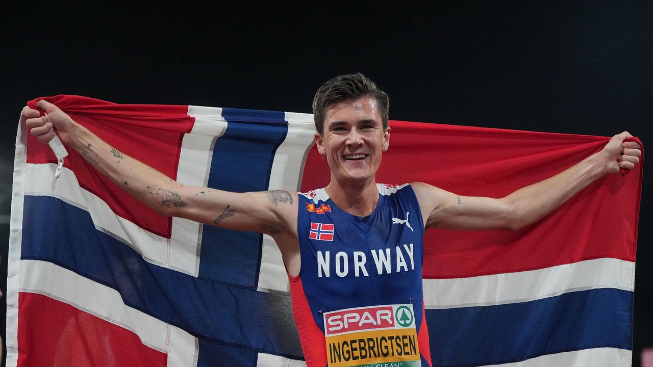 Jakob Ingebrigtsen jubelt mit Norwegen-Flagge.