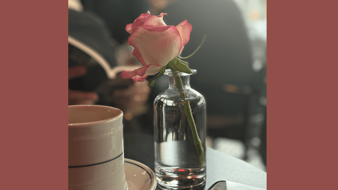 Eine Rose steht in einem Restaurant auf einem Tisch