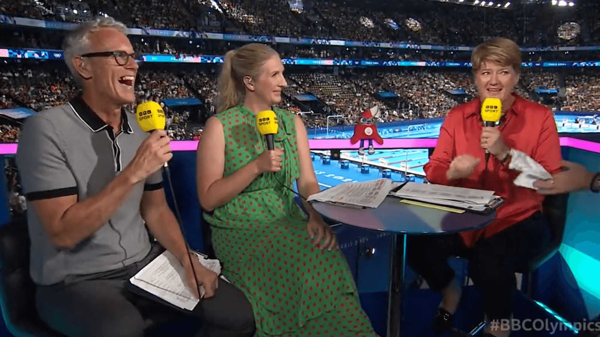 Clare Balding bekommt bei Olympia während der Live-Übertragung ein Taschentuch gereicht.