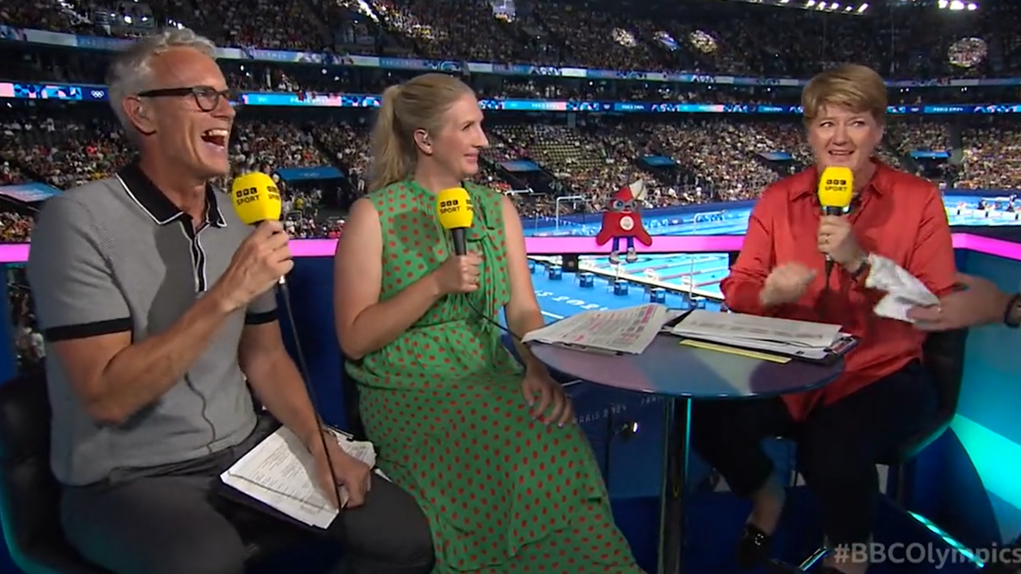 Clare Balding bekommt bei Olympia während der Live-Übertragung ein Taschentuch gereicht.