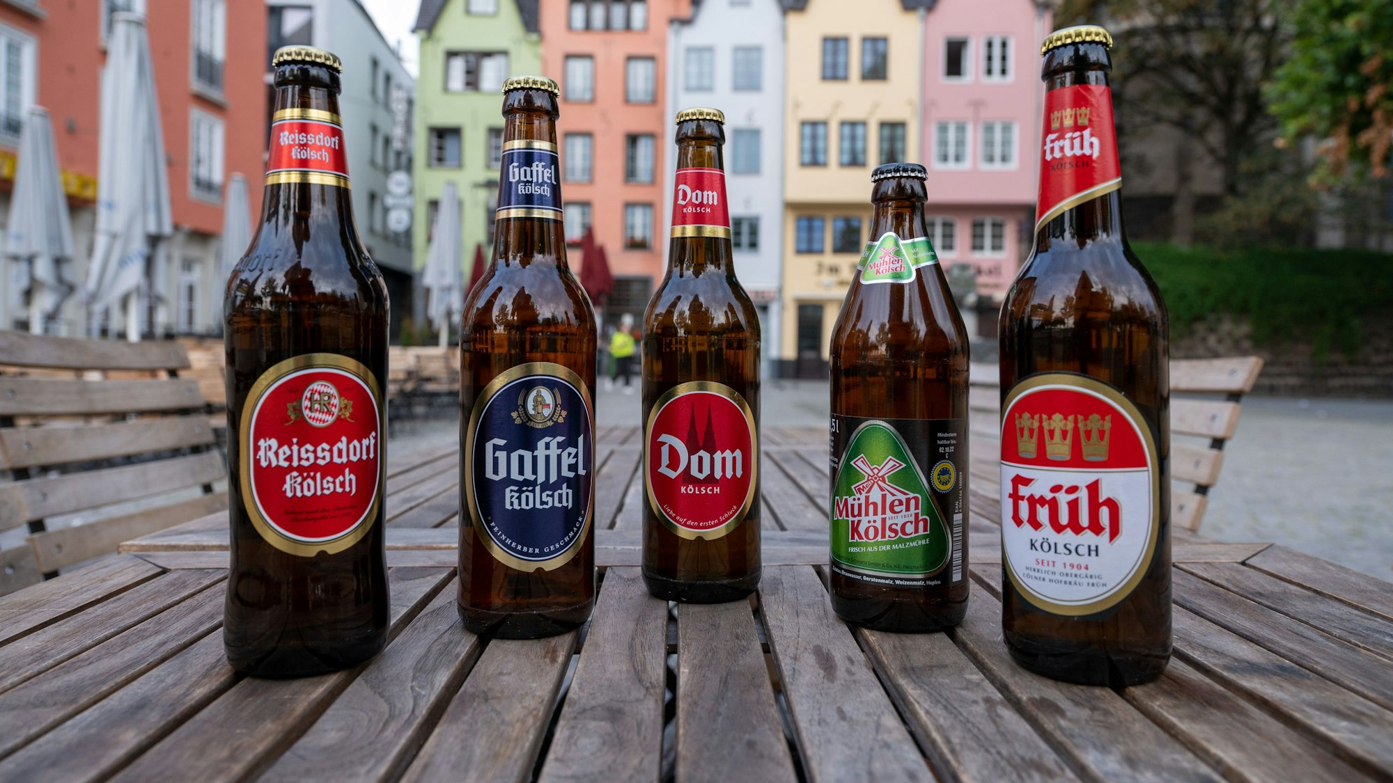Kölsch-Flaschen verschiedener Marken stehen auf einem Tisch in der Altstadt.