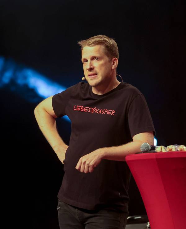 Oliver Pocher, hier auf der Bühne in Ludwigshafen bei seiner „Liebeskasper“-Show, spricht in seinem Podcast über den Scheidungstermin mit Ex-Frau Amira.