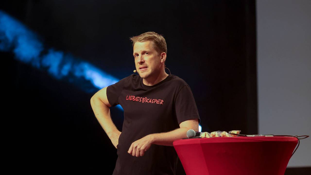 Oliver Pocher, hier auf der Bühne in Ludwigshafen bei seiner „Liebeskasper“-Show, spricht in seinem Podcast über den Scheidungstermin mit Ex-Frau Amira.