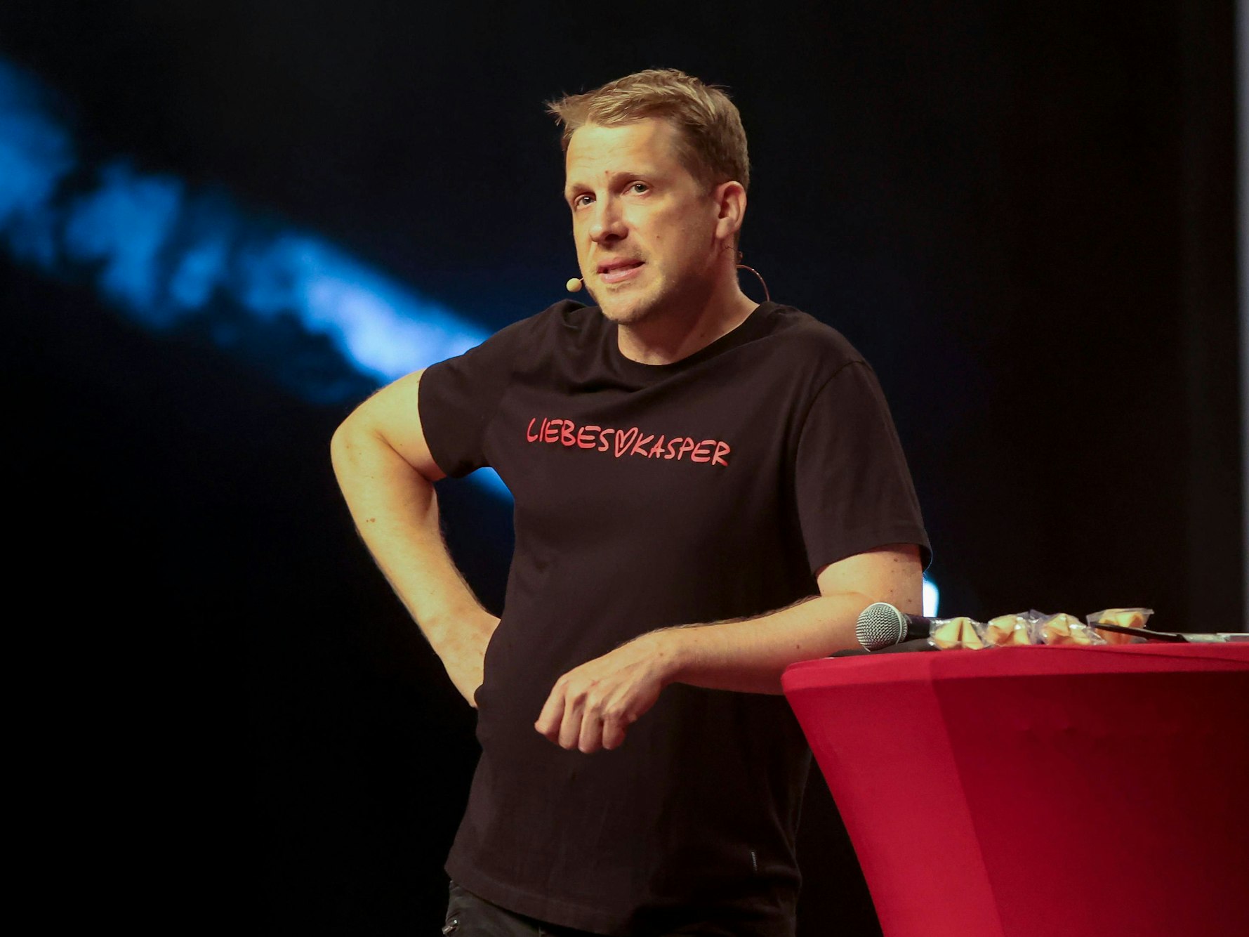 Oliver Pocher, hier auf der Bühne in Ludwigshafen bei seiner „Liebeskasper“-Show, spricht in seinem Podcast über den Scheidungstermin mit Ex-Frau Amira.