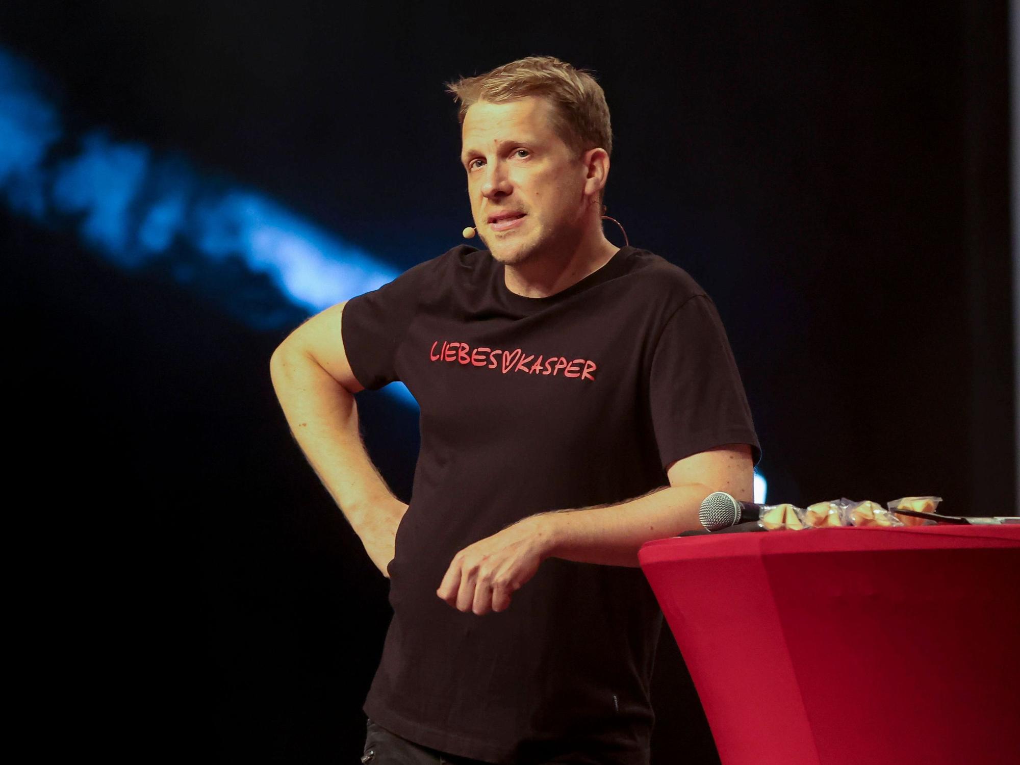 Oliver Pocher, hier auf der Bühne in Ludwigshafen bei seiner „Liebeskasper“-Show, spricht in seinem Podcast über den Scheidungstermin mit Ex-Frau Amira.
