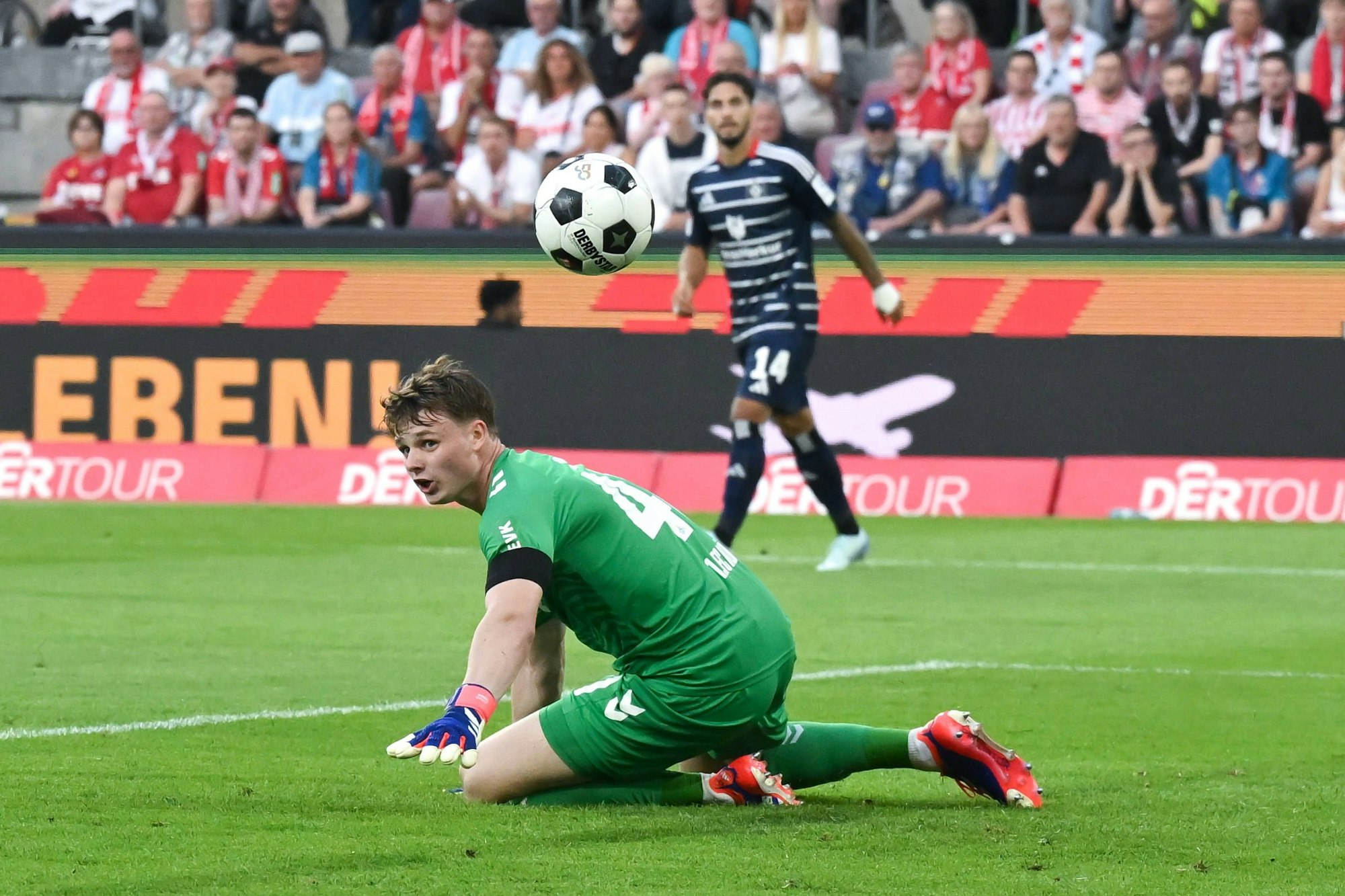 Jonas Urbig im Spiel gegen den HSV.