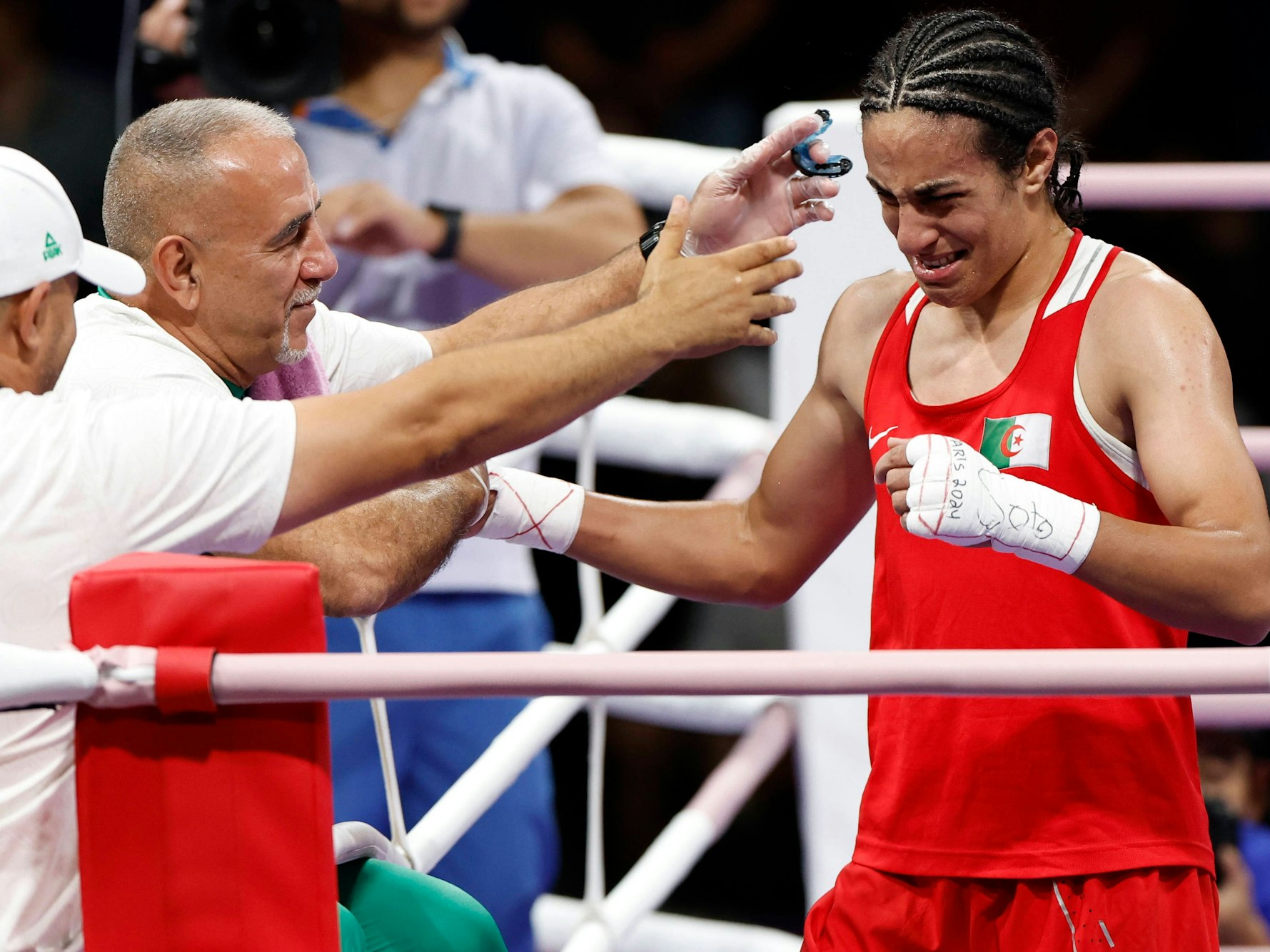 Imane Khelif weint nach ihrem Sieg im Olympia-Viertelfinale am 3. August 2024.