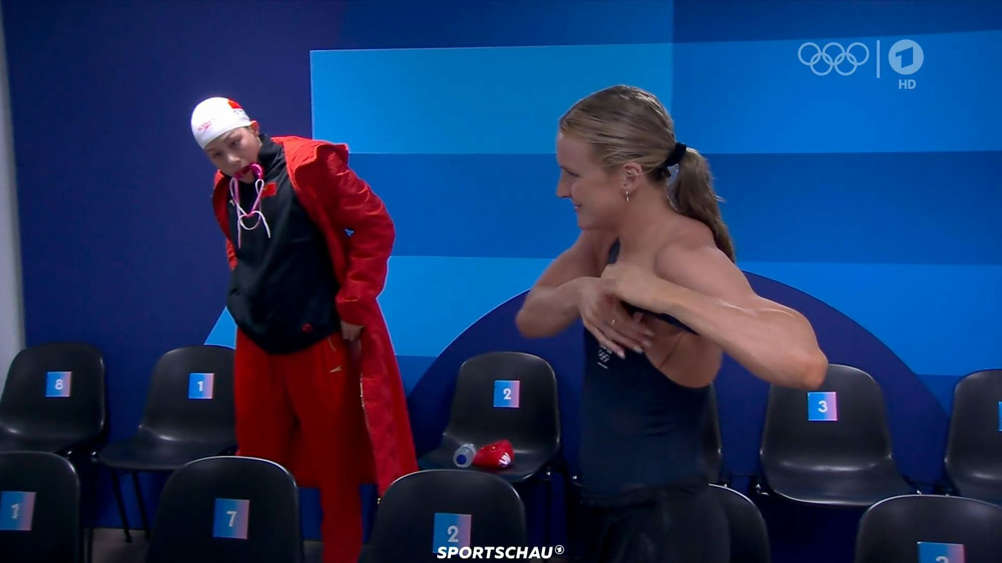 Schwimmerin Abbie Wood richtet im Warteraum ihren Badeanzug vor dem Rennen über 200 Meter bei Olympia.